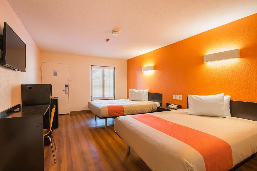 Queen Room with Two Queen Beds - Non-Smoking interior