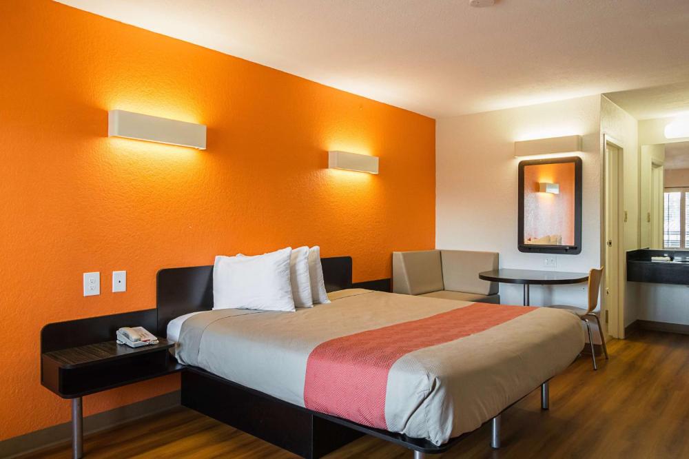 King Room - Non-Smoking interior